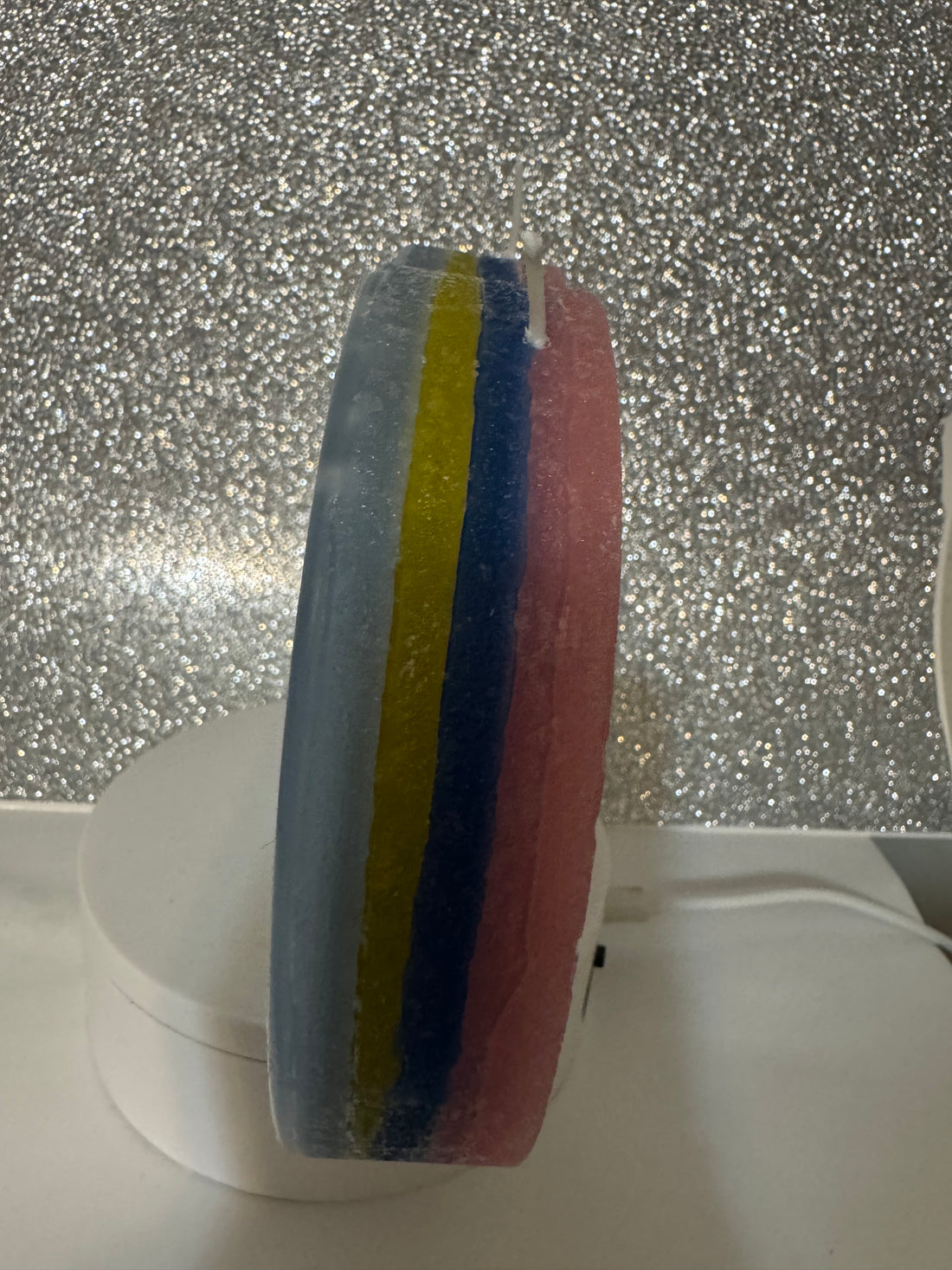 Decorative candle with mango scent